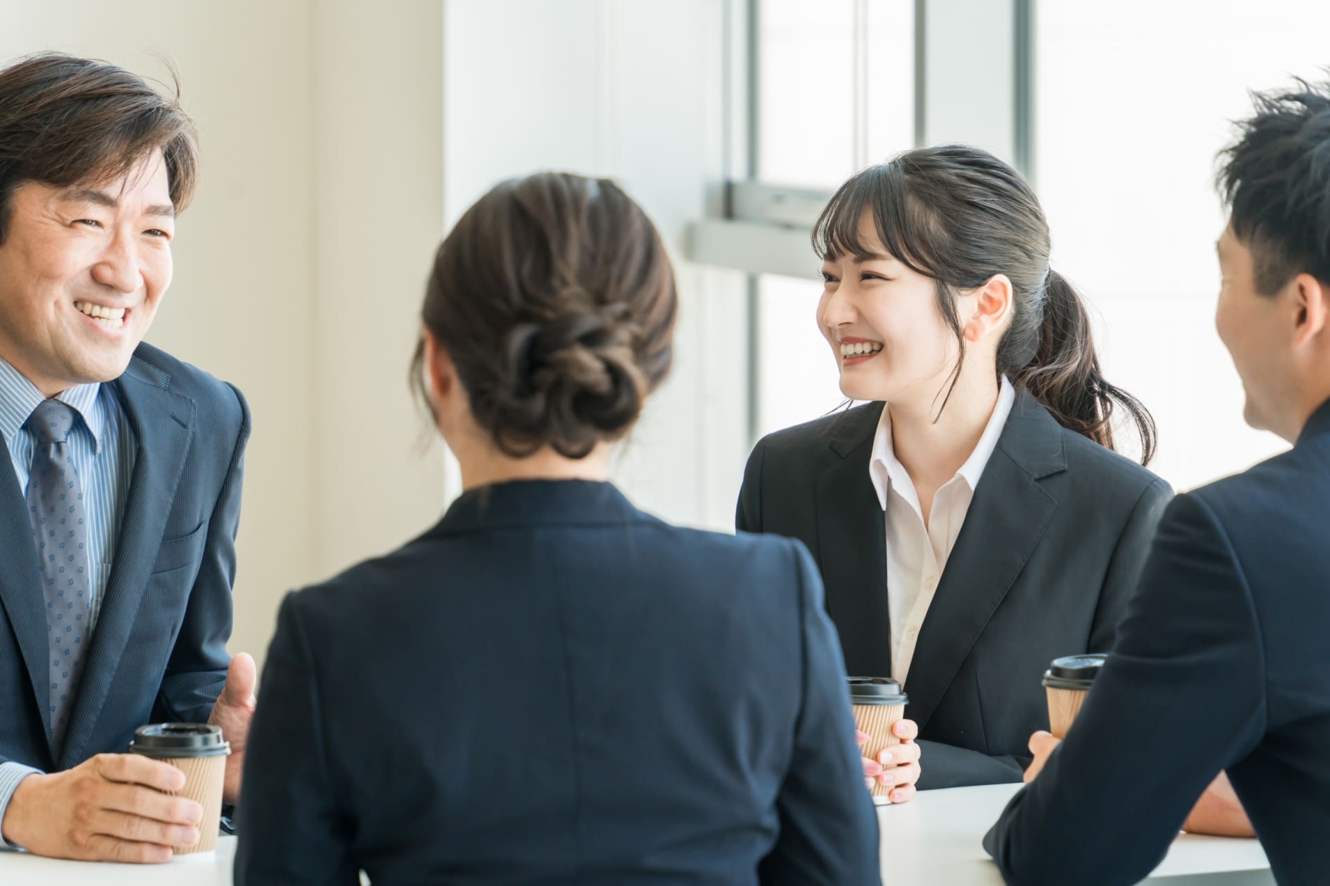 社員同士がコミュニケーションを取っている風景